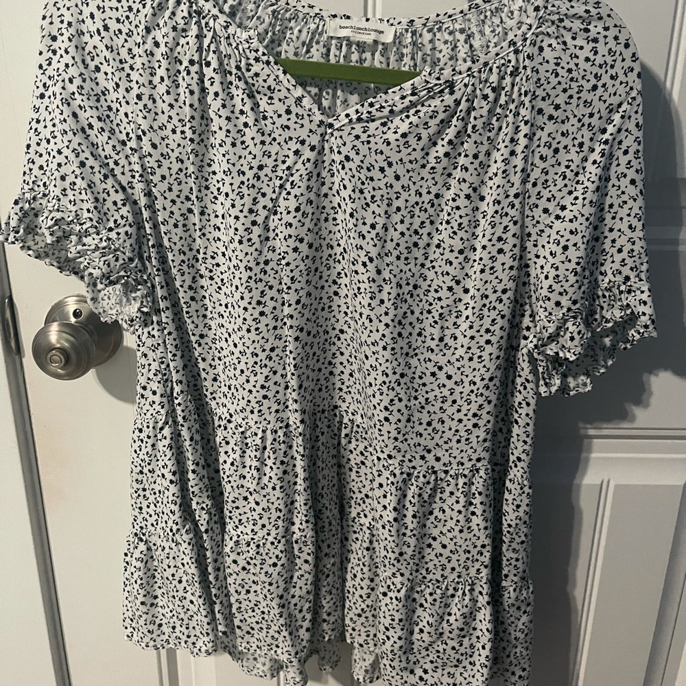 beachlunchlounge women’s medium flowy shirt. blue flower patter. barely worn.